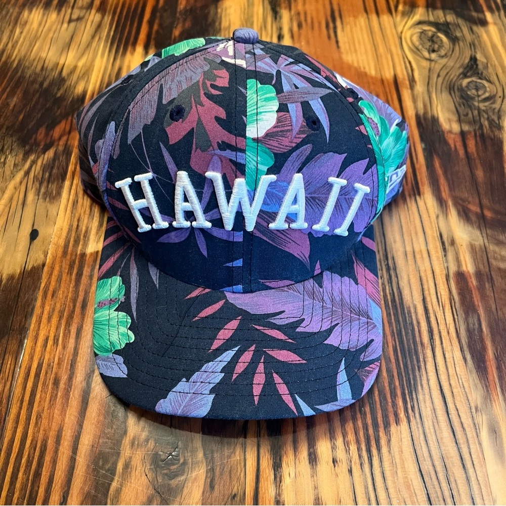 Hawaii floral adjustable cap by New Era.